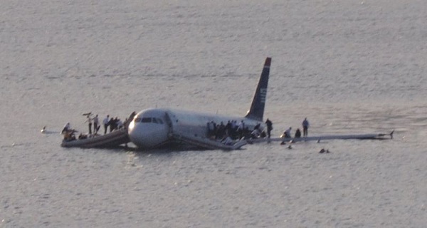  Voo 1549 de US Airways, em Rio Hudson, New York.